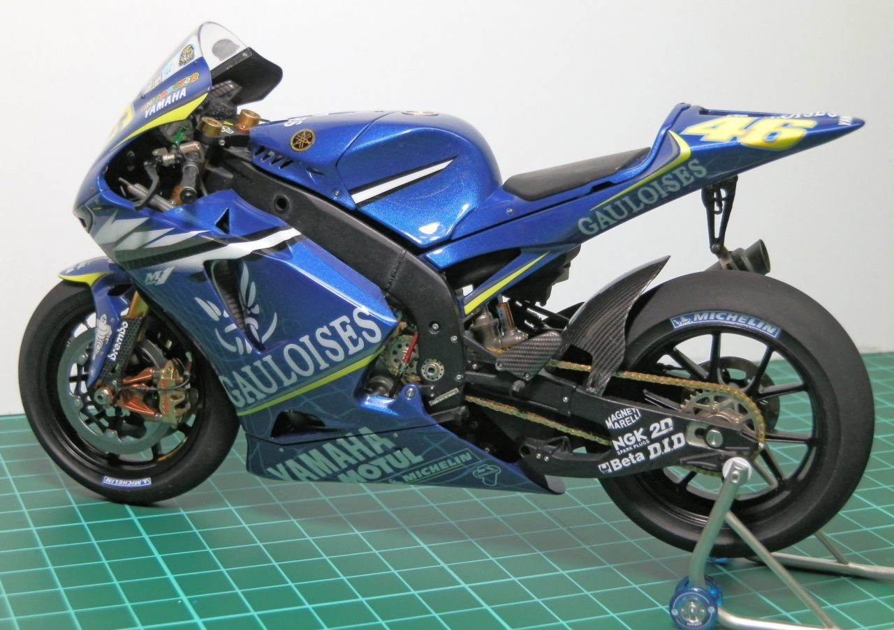 Tamiya 14100 1/12 Scale Model Motorcycle Kit Fortuna Yamaha YZR-M1 MotoGP '04