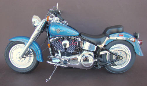 TAMIYA製の1/6スケール、FLSTFB Fat Boy Loモデル。 Harley Davidson Flstfb Fat Boy Lo / Tamiya USA